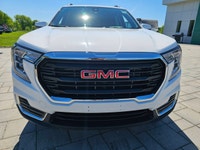 Command the road and secure incredible value with this low-mileage 2024 GMC TERRAIN SLE AWD, clockin... (image 1)