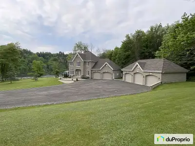 Très belle propriété avec vue et accès sur la rivière Saint-Maurice ( navigable jusqu'au fleuve), en...