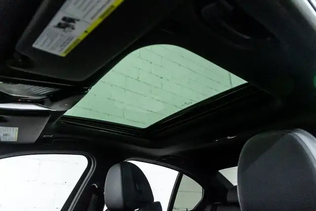 2023 BMW 3 Series 330i xDrive | M Sport | Accès confort in Cars & Trucks in City of Montréal - Image 17