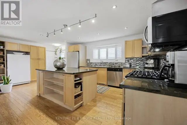 10 ALLEN DRIVE N Wasaga Beach, Ontario in Houses for Sale in Oakville / Halton Region - Image 9