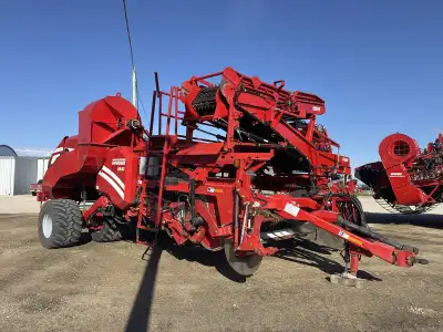 2020 SPUDNIK 6640 This harvester is equipped with a 34” Terra Float intake for excellent digging per...