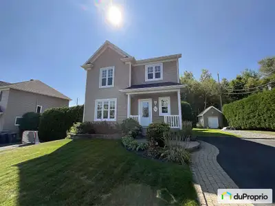 "Découvrez cette superbe maison de 2007 (Novoclimat), entretenue à la perfection! Avec ses 2 étages,...