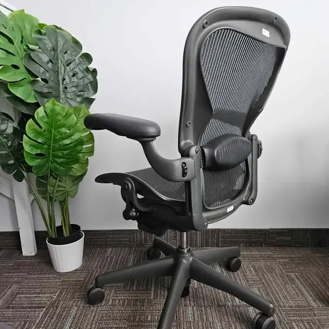 Herman Miller Aeron size b ergonomic office chair FREE DELIVERY in Chairs & Recliners in City of Toronto - Image 6