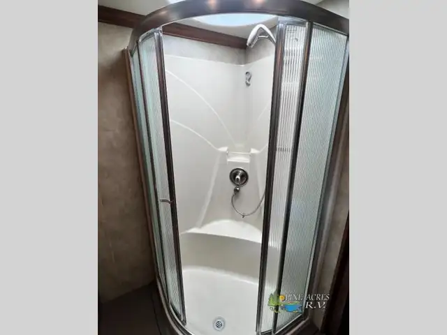 2015 Fleetwood RV Providence 42M only 027,446 Miles in RVs & Motorhomes in Moncton - Image 51