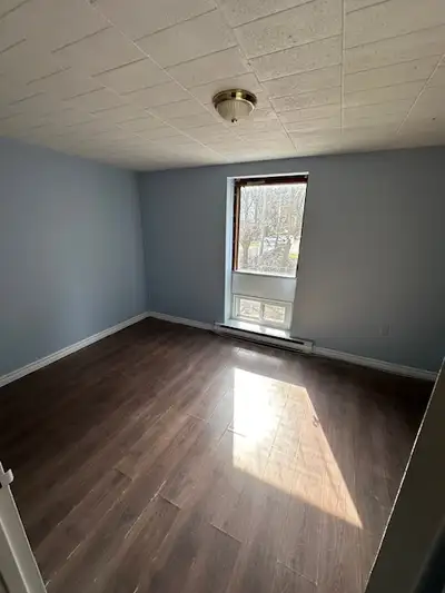 Orillia, 2 bedroom upper level, right by city hall