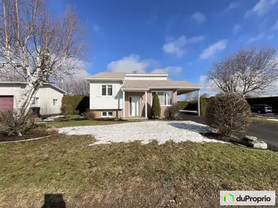 Découvrez ce charmant bungalow avec plafond cathédrale, situé dans un secteur paisible et à proximit...