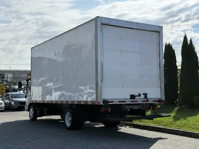 2019 Isuzu NRR 20 Foot Cube Van in Heavy Trucks in Delta/Surrey/Langley - Image 9