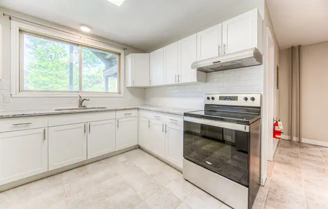 62 DORSET ST - 5 BEDROOM STUDENT UNIT AVAILABLE in Long Term Rentals in Kitchener / Waterloo - Image 11