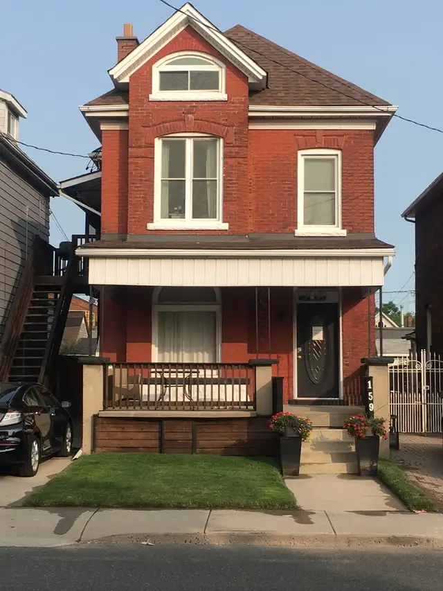 Beautiful 2-Storey, 1-Bedroom Apt in Triplex - INTERNET & TV