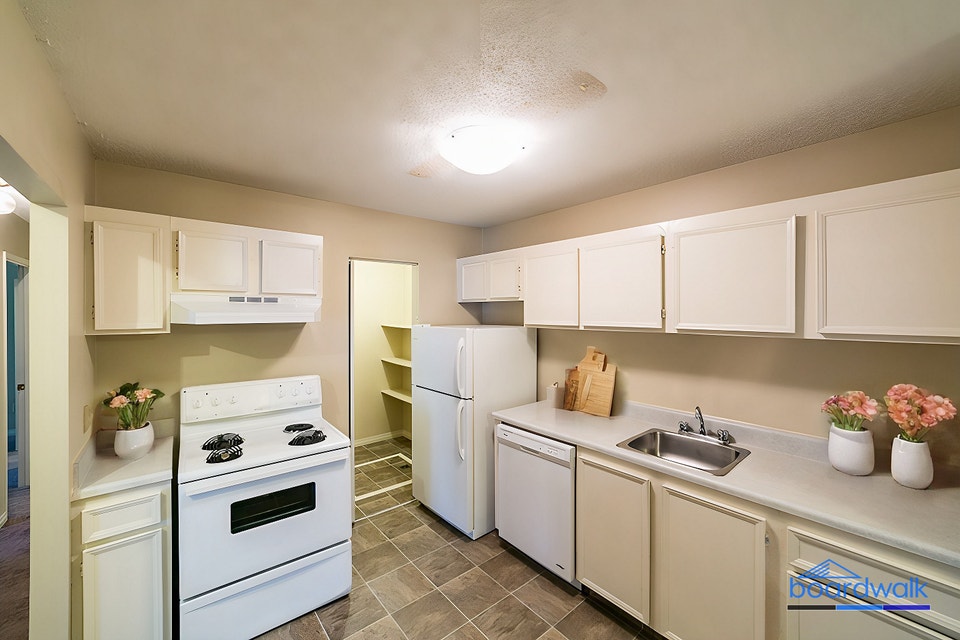 Tamarack East & West - 2 Bedroom + Den House for Rent 3