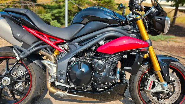2015 Triumph Speed Triple R ABS - Only 5400km! in Street, Cruisers & Choppers in Edmonton - Image 10