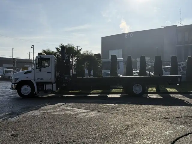 2015 Hino 358 22 Foot Dump Flatdeck with Amco Veba Crane and Air in Heavy Trucks in Regina - Image 8