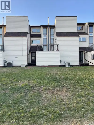 This is a well-updated 1,467 sq. ft town house condo, south facing, 3-bedrooms with 2 bathrooms and...