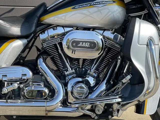 2012 Harley-Davidson FLHTCUSE7 - CVO Ultra Classic Electra Glide in Sport Touring in Edmonton - Image 4