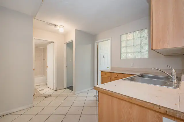 3 Bedroom Student Units Minutes From Laurier! - $500 Gift Card!! in Room Rentals & Roommates in Kitchener / Waterloo - Image 5