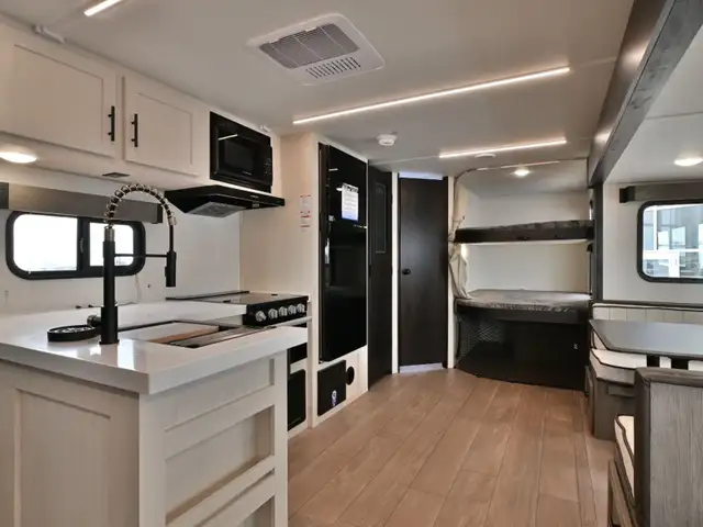 2026 Cherokee Alpha Wolf 26DBH in Travel Trailers & Campers in Edmonton - Image 12