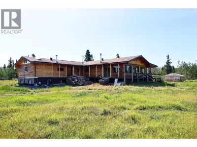 Ultimate off-grid retreat in a pristine, secluded corner of British Columbia: spacious log home on 3...