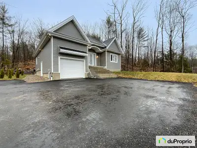 Superbe propriété avec logement indépendant au sous-sol (duplex). Construite en 2021. Elle compte 2...