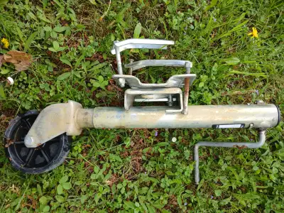 Cric de remorque , tailleur fonctionne bien, 15$