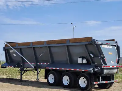 Will be sold with fresh safety 2013 Henderson 39 ft Live Bottom / Belt Trailer Air ride suspension E...