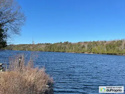 Chalet/Résidence meublée et effets meublants Situé sur un vaste terrain de plain-pied au bord du lac...