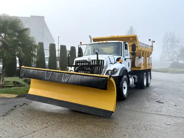 2016 International WorkStar 7400 14 Foot Dump Truck with 11 Foot in Heavy Trucks in Edmonton - Image 5