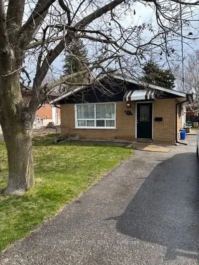 Price: $669,000 / $2,538/mo Power of Sale**Quiet, Sunny 3 Bedroom Detached Backsplit**Spacious Kitch...