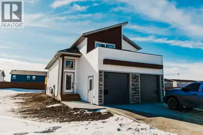 INVESTOR ALERT UP DOWN DUPLEX PRESALE OPPORTUNITY- HOUSE WITH LEGAL SUITE WITH SEPERATE POWER AND GA...