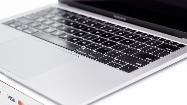 MacBook Air 13 inch 2018 - Like New Condition - PHONES & BEYOND in Laptops in Kitchener / Waterloo - Image 3