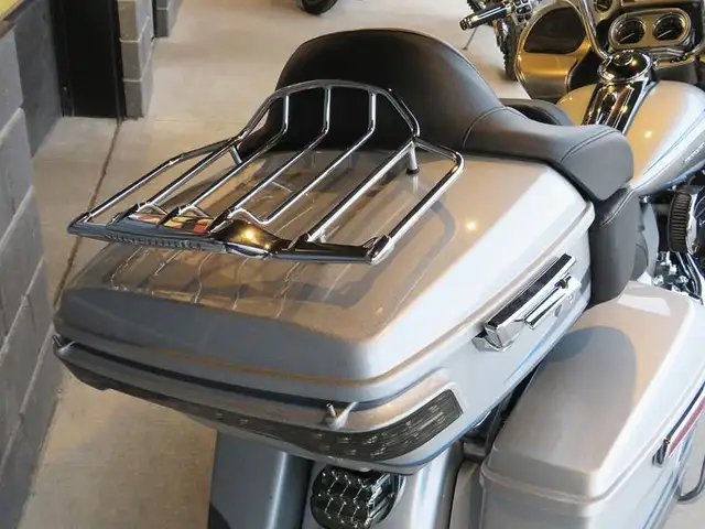 2016 Harley-Davidson FLTRUSE - CVO Road Glide Ultra in Sport Touring in Cambridge - Image 16