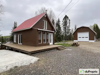 Attention superbe maison sur le lac Sébastien offrant plusieurs commodités. Cette propriété de 20'x2...