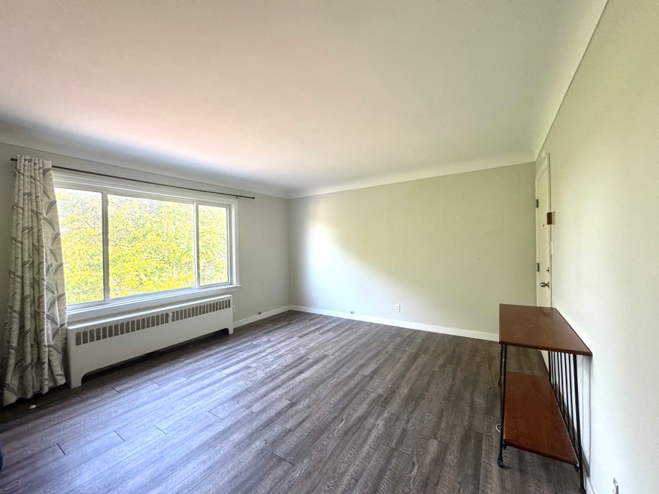 Renovated 1 Bedroom 1 Bathroom Apartment! 2