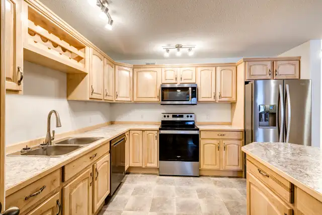 NO CONDO FEES Gorgeous Townhome w Realtor® Tamara Cromarty in Houses for Sale in Whitehorse - Image 11