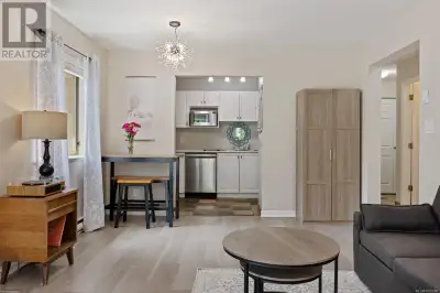 This bright and spacious 3 bedroom, 2 bathroom top-floor corner unit offers a fantastic family-frien...