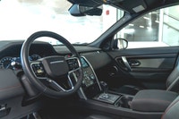 Land Rover Discovery Sport R-Dynamic SE 2023: - Extérieur métallisé noir SANTORINI avec intérieur en... (image 1)