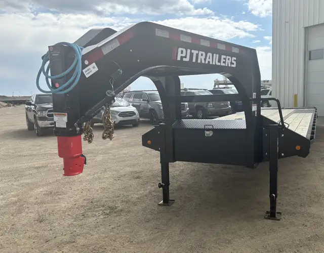 2026 PJ Trailers 32' Gooseneck Low-Pro Flatdeck with Duals 30K  in Cargo & Utility Trailers in Saskatoon - Image 3