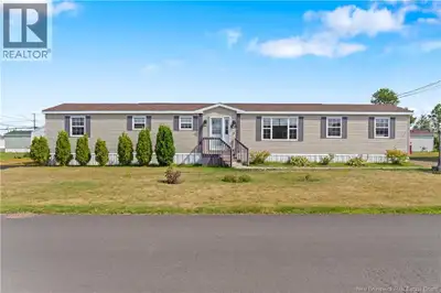 Welcome to 42 Tracadie in the desirable Domaine du Ruisseau community in Dieppe! This well-maintaine...