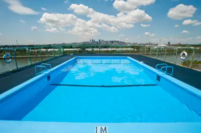 Ce superbe appartement dispose d'un balcon privé, parfait pour profiter de votre café du matin ou vo...