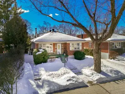 VISITE LIBRE. Maison de plain-pied avec possibilité intergénération / bachelor à vendre Montréal Ahu...