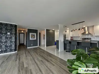 Magnifique vue panoramique de 180 degrés sur les Monts Valins Condo situé au 3ème étage dans un Imme...