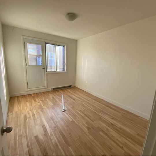 4.5 (2 chambres) de grande taille complètement rénové dans Côted 4