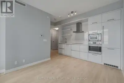 Experience elevated Midtown living at the iconic 2221 Yonge Condos. Perched on the 38th floor, this...