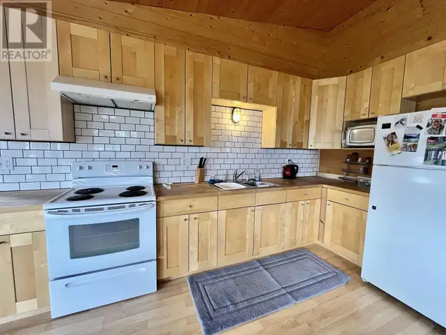 5574 LAKESIDE COURT 100 Mile House, British Columbia in Houses for Sale in 100 Mile House - Image 10