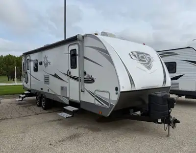 Just Arrived, this couple trailer is in amazing condition. It features a front bedroom with queen be...