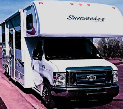 The 2015 Forest River Sunseeker 2700DS Class C motorhome is a well-equipped and versatile RV built o...