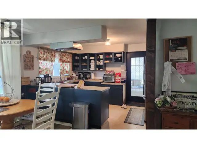 200 5TH  NW Street Nakusp, British Columbia in Houses for Sale in Nelson - Image 6