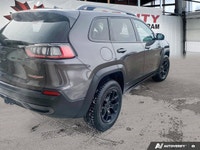 This Jeep Cherokee boasts a Regular Unleaded V-6 3.2 L/198 engine powering this Automatic transmissi... (image 5)