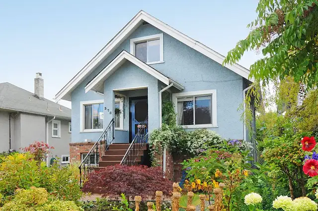 Main Street 2 bedroom house across from park with large deck/ ya
