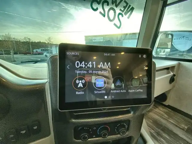 2025 Thor Motor Coach Hurricane 34R in RVs & Motorhomes in Bedford - Image 27