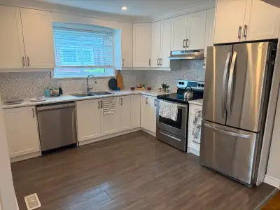 {{**3 bed 1 bath main floor bungalow Hamilton Mtn***}}